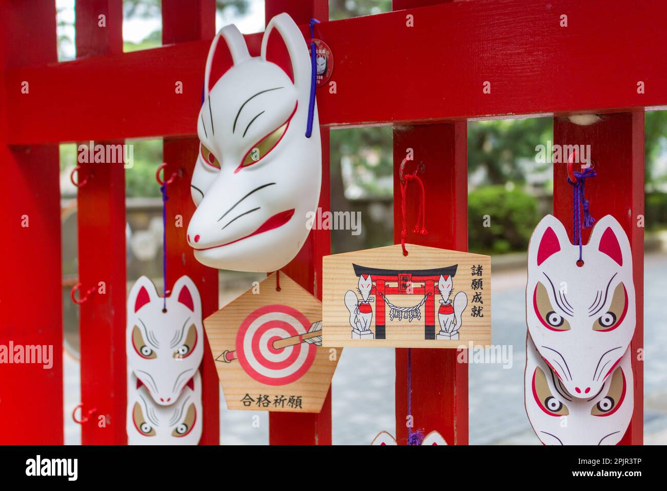 Masques de renard rouge et blanc et plaques de prière ema à Asanogawa inari jinja, Kanazawa, Japon. TRADUCTION. gauche: prière pour le succès de l'école. droite : remplir Banque D'Images