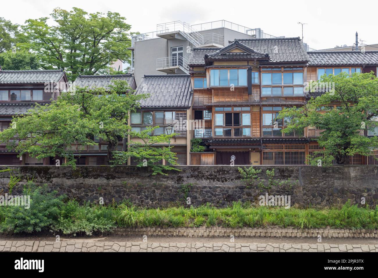 Maisons le long de la rivière Asanogawa à Kanazawa, Ishikawa, Japon. Banque D'Images