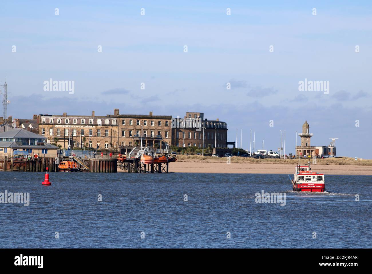 Hôtel de North Euston et phare de la plage, Fleetwood vu de l'autre côté de l'estuaire de la rivière Wyre depuis Knott End-on-Sea avec Wyre Rose, ferry, traversée jusqu'à Fleetwood. Banque D'Images