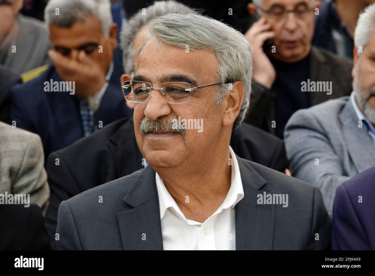 Parti démocratique des peuples (HDP) Coprésident général Mithat Sancar vu lors de la conférence de presse. « L'Alliance kurde pour la liberté et la démocratie » de Turquie a annoncé qu'elle soutirera le Parti de la gauche verte, Qui s'oppose au président Recep Tayyip Erdogan, lors des élections de 14 mai.l'Alliance kurde pour la liberté et la démocratie, établie par le Parti de la gauche verte avec les partis et organisations kurdes en Turquie, a annoncé sa position sur les élections de 14 mai par une déclaration lors d'une réunion de salon tenue à Diyarbakir. Outre le Parti de la gauche verte (YSP), le Congrès de la société démocratique (DTK), t Banque D'Images