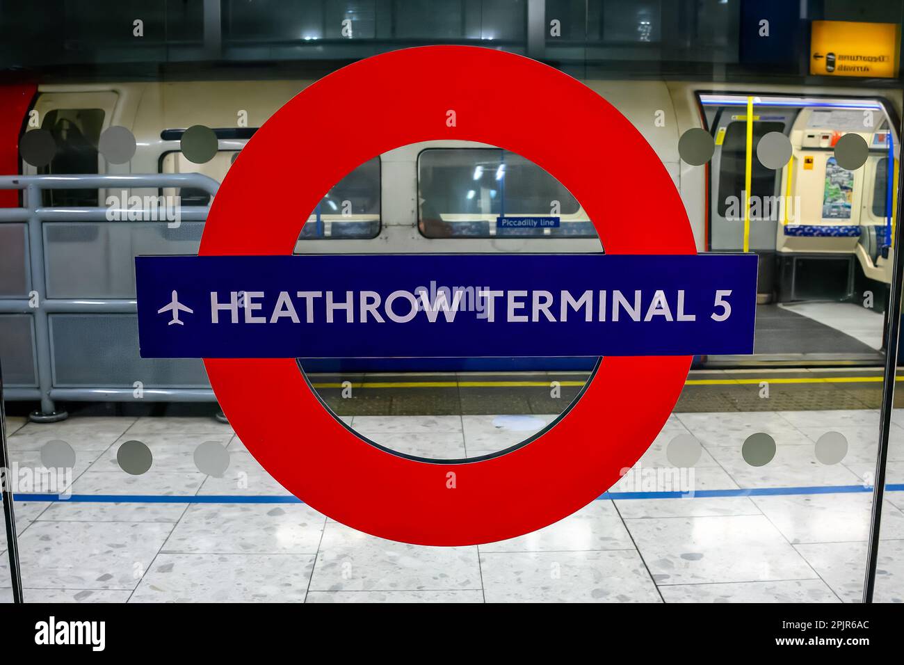 HEATHROW, LONDRES, Royaume-Uni, 9th MARS 2023 : rond-point du métro de Londres au terminal 5 de Heathrow Banque D'Images