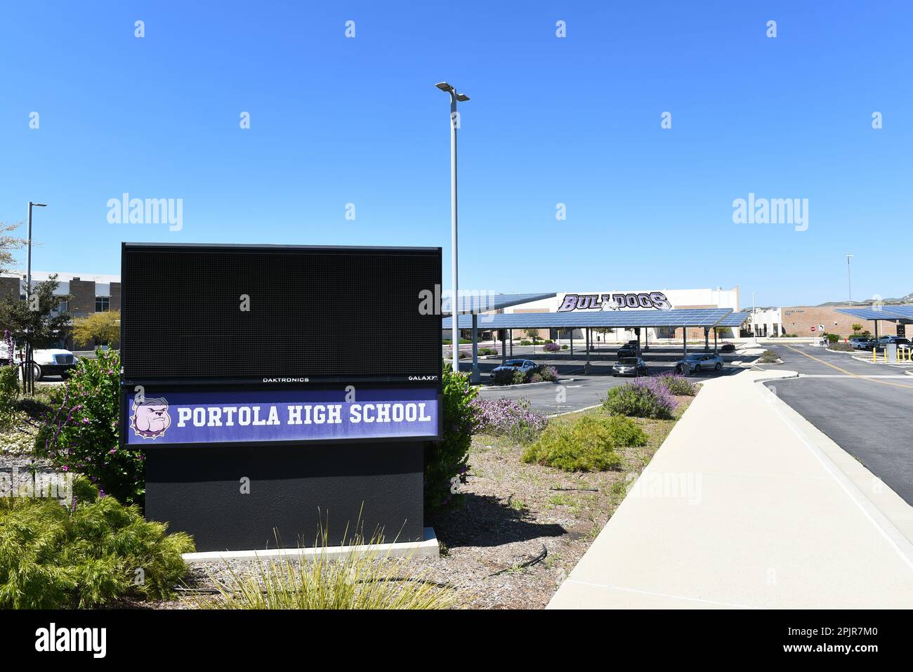 IRIVNE, CALIFORNIE - 2 avril 2023 : Marquee électronique à l'entrée du parc de stationnement de la salle de gym au Campus of Portola High School. Banque D'Images