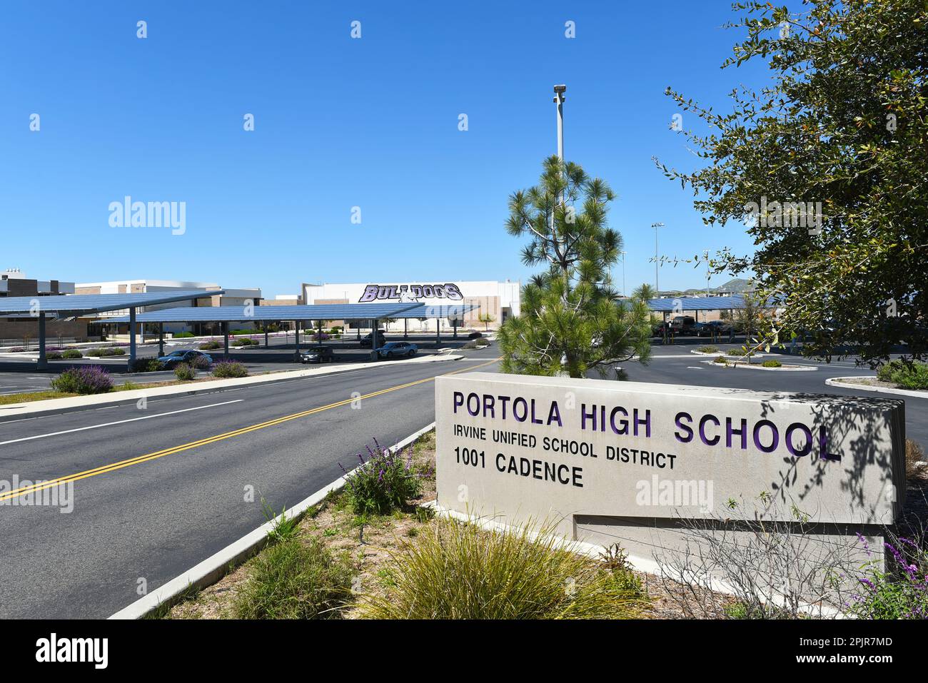 IRIVNE, CALIFORNIE - 2 avril 2023 : panneau à l'entrée du parc de stationnement de la salle de sport au Campus of Portola High School. Banque D'Images