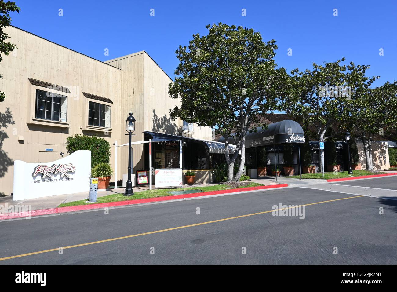 SANTA ANA, CALIFORNIE - 31 MARS 2023 : Royal Khyber Fine Indian cuisine restaurant et Antonello Ristorante dans South Coast Village. Banque D'Images