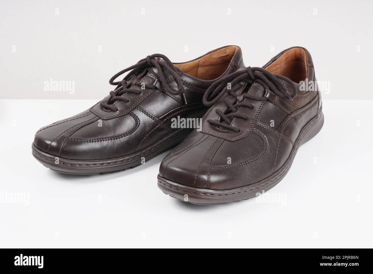 chaussures en cuir brun foncé pour hommes ou hommes Banque D'Images