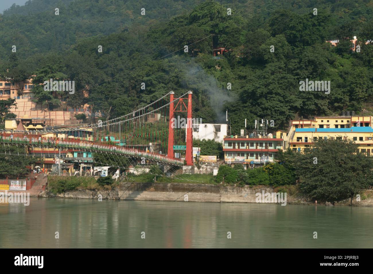 Pont RAM jhula vue sur la rivière ganga et les montagnes verdoyantes Banque D'Images