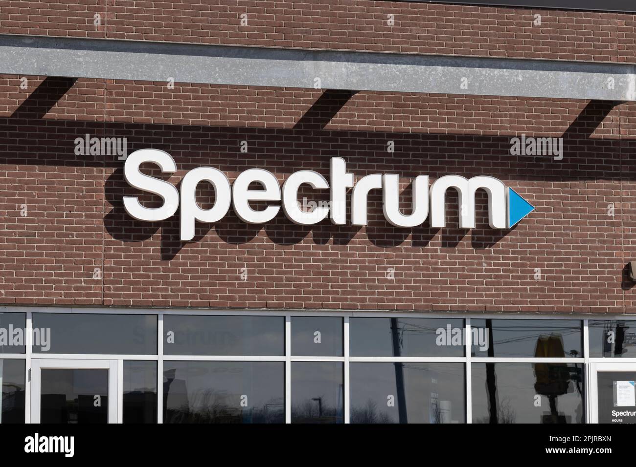 Avon - Circa avril 2023: Spectre câble, Internet et magasin de TV grand public. Le spectre fait partie de la Charte des communications. Banque D'Images