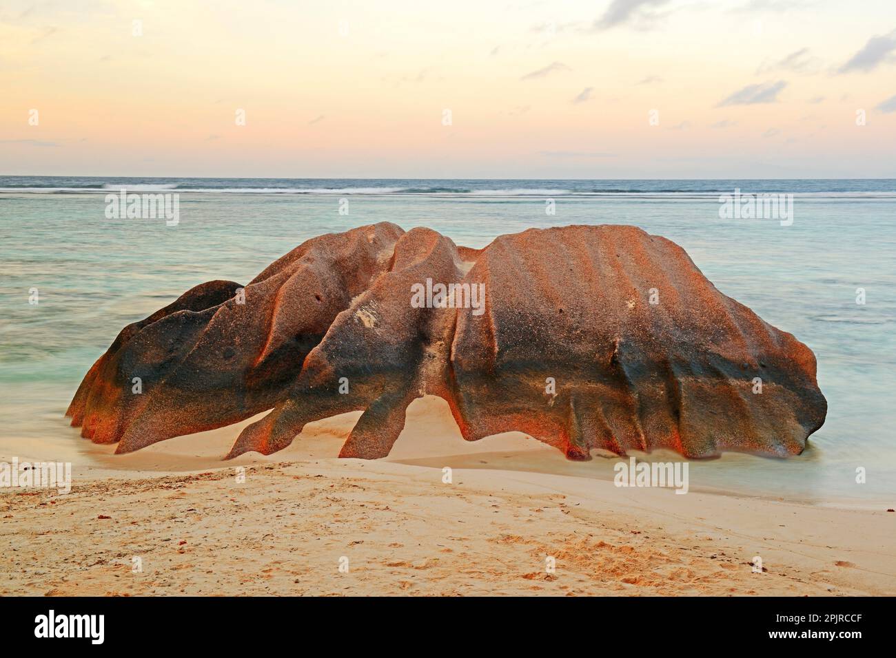 Plage et rochers de granit à la plage de rêve Source d'argent, l'île de la Digue, Seychelles Banque D'Images