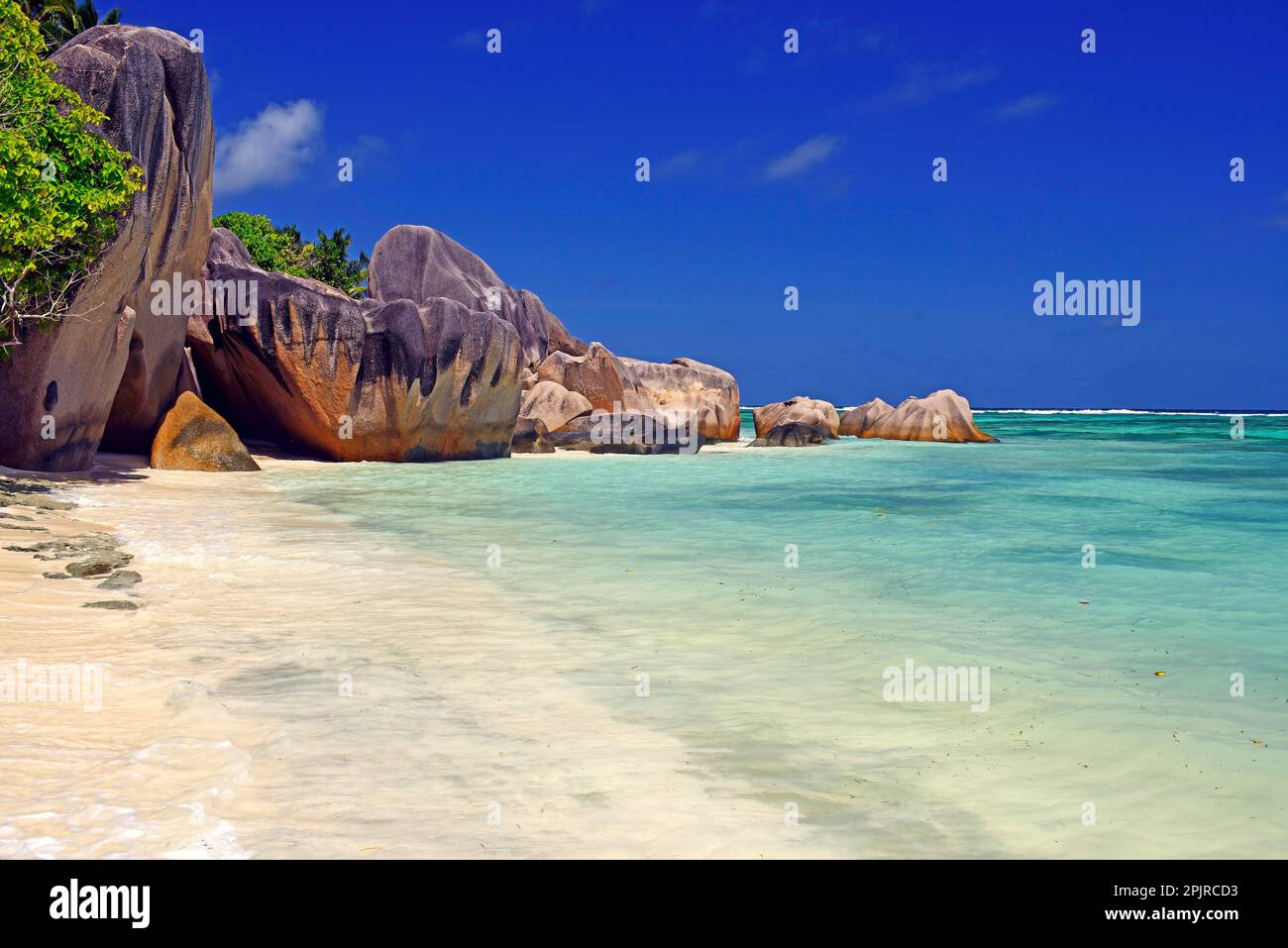 Plage et rochers de granit à la plage de rêve Source d'argent, l'île de la Digue, Seychelles Banque D'Images