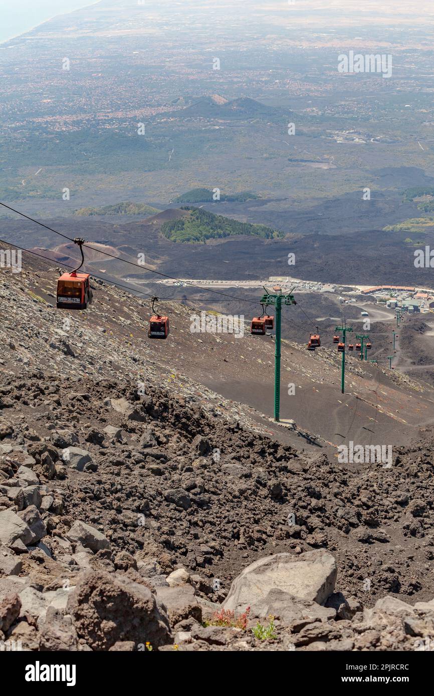 Des téléphériques montent et descendent les pentes de l’Etna, le plus haut volcan d’Europe Banque D'Images