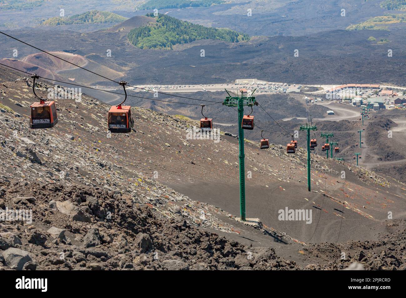 Des téléphériques montent et descendent les pentes de l’Etna, le plus haut volcan d’Europe Banque D'Images