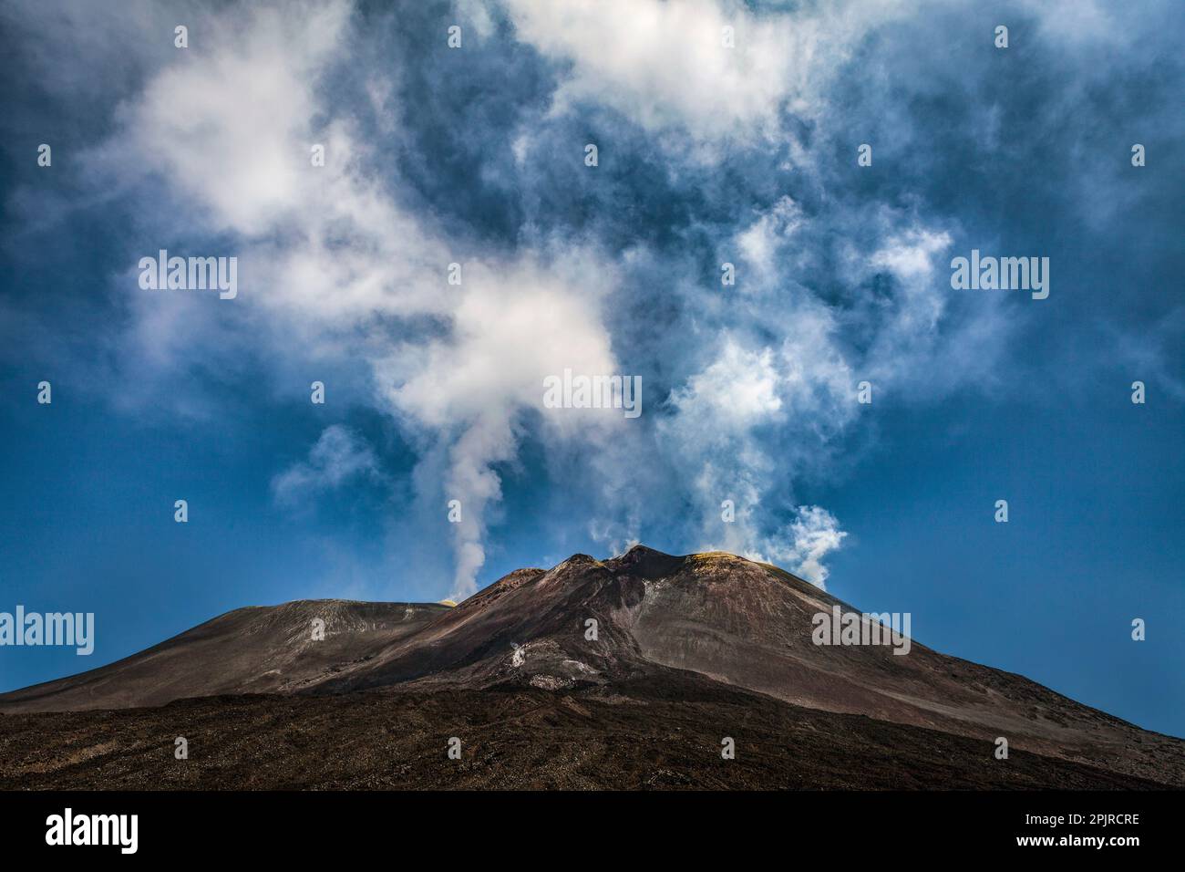 Vapeur volcanique active sur l'Etna, le plus haut volcan d'Europe Banque D'Images
