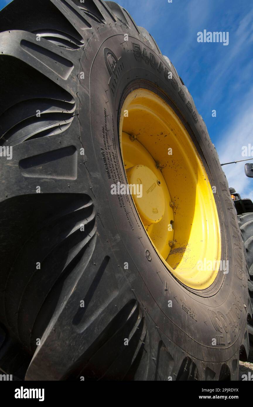 Tracteur John Deere 4455, gros plan de la roue, Suède Banque D'Images