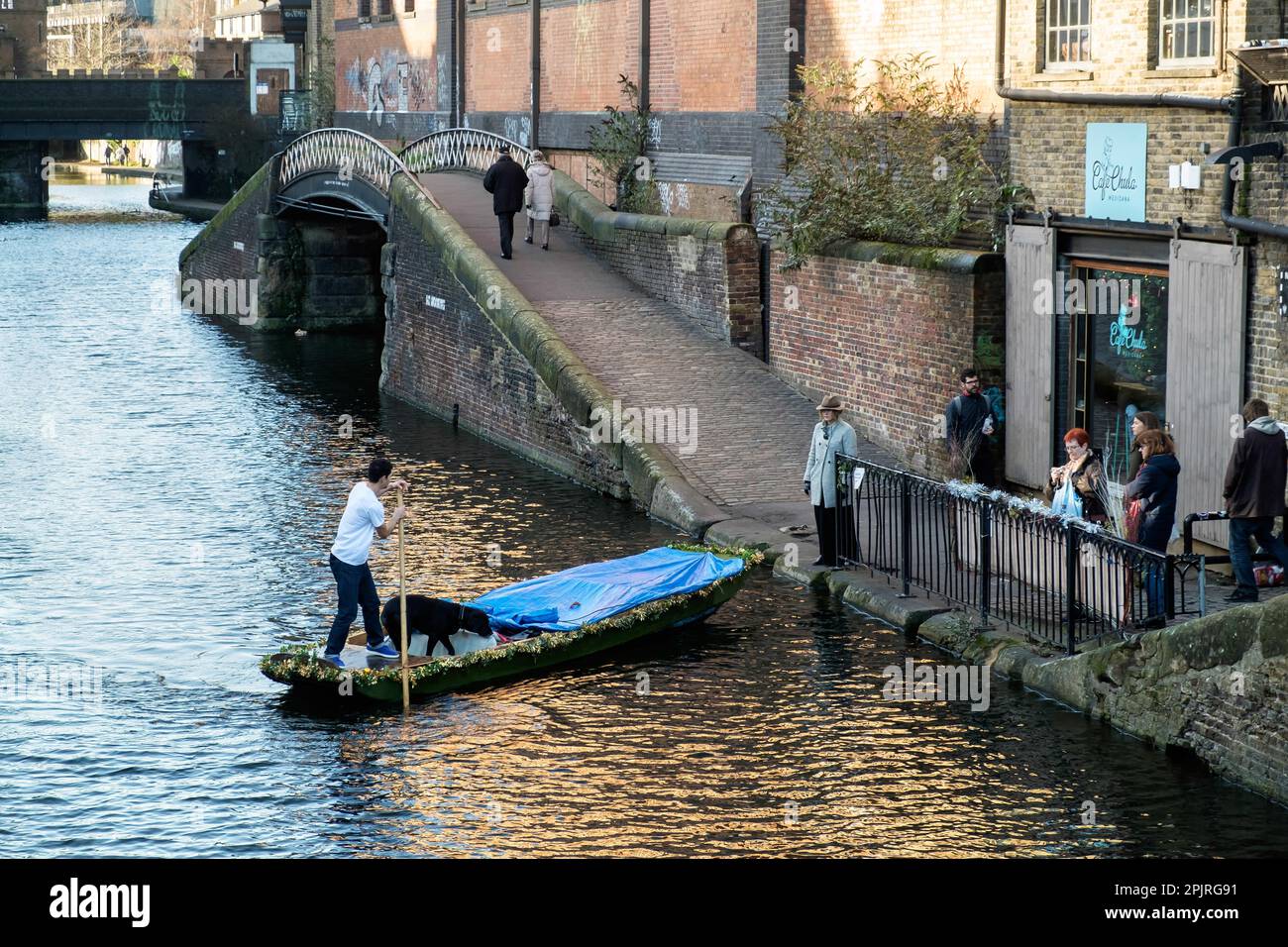 Barques sur le Regent's Canal à Camden Lock Banque D'Images