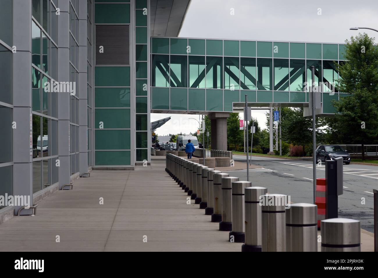 Bornes de sécurité et trottoir à l'extérieur de l'aérogare de passagers de l'aéroport international Stanfield de Halifax, en Nouvelle-Écosse, Canada Banque D'Images