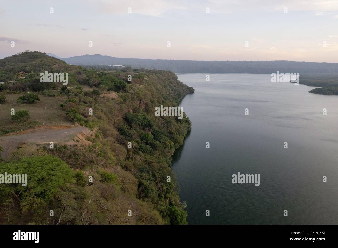 Terre sur la falaise pour construire la maison vue aérienne de drone. Développement terrain plat Banque D'Images
