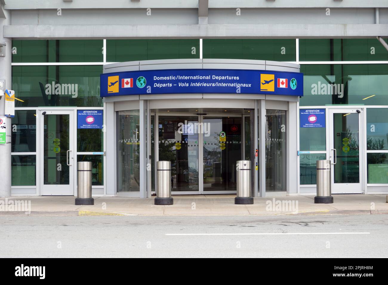 Entrée à la zone des départs de l'aéroport international Stanfield de Halifax, montrant des bornes de sécurité anti-ramming (2022) Banque D'Images