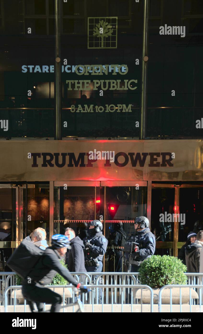 Trump Tower à New York avec le cordon de la police Banque D'Images