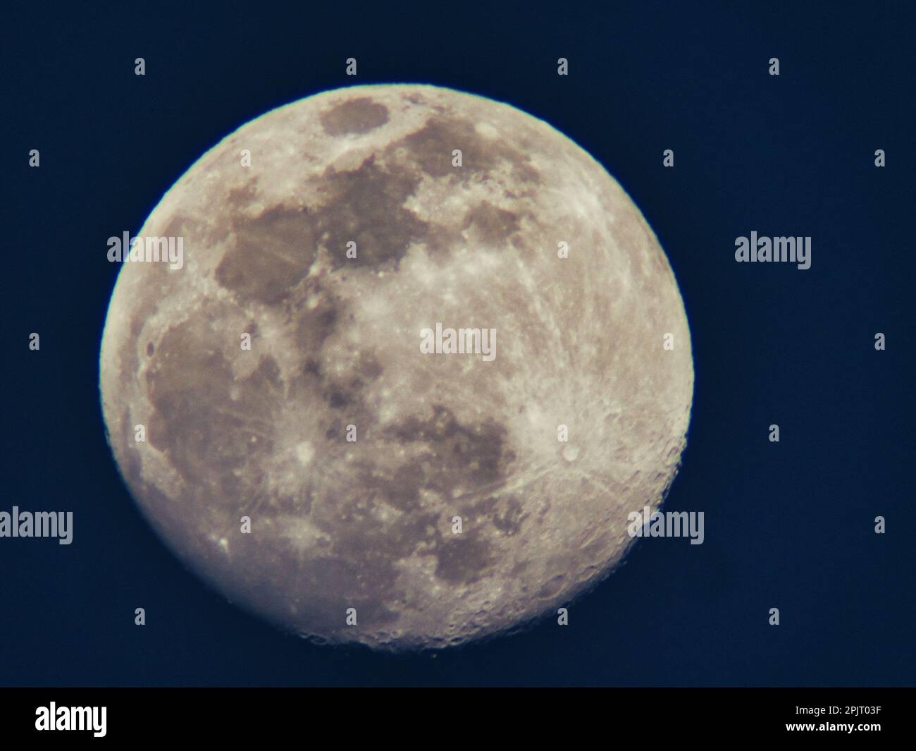 Observation de la lune de Gibbous à la cire presque complète depuis une position élevée dans le Midwest des États-Unis. L'environnement rural sombre contribue à la clarté. Banque D'Images