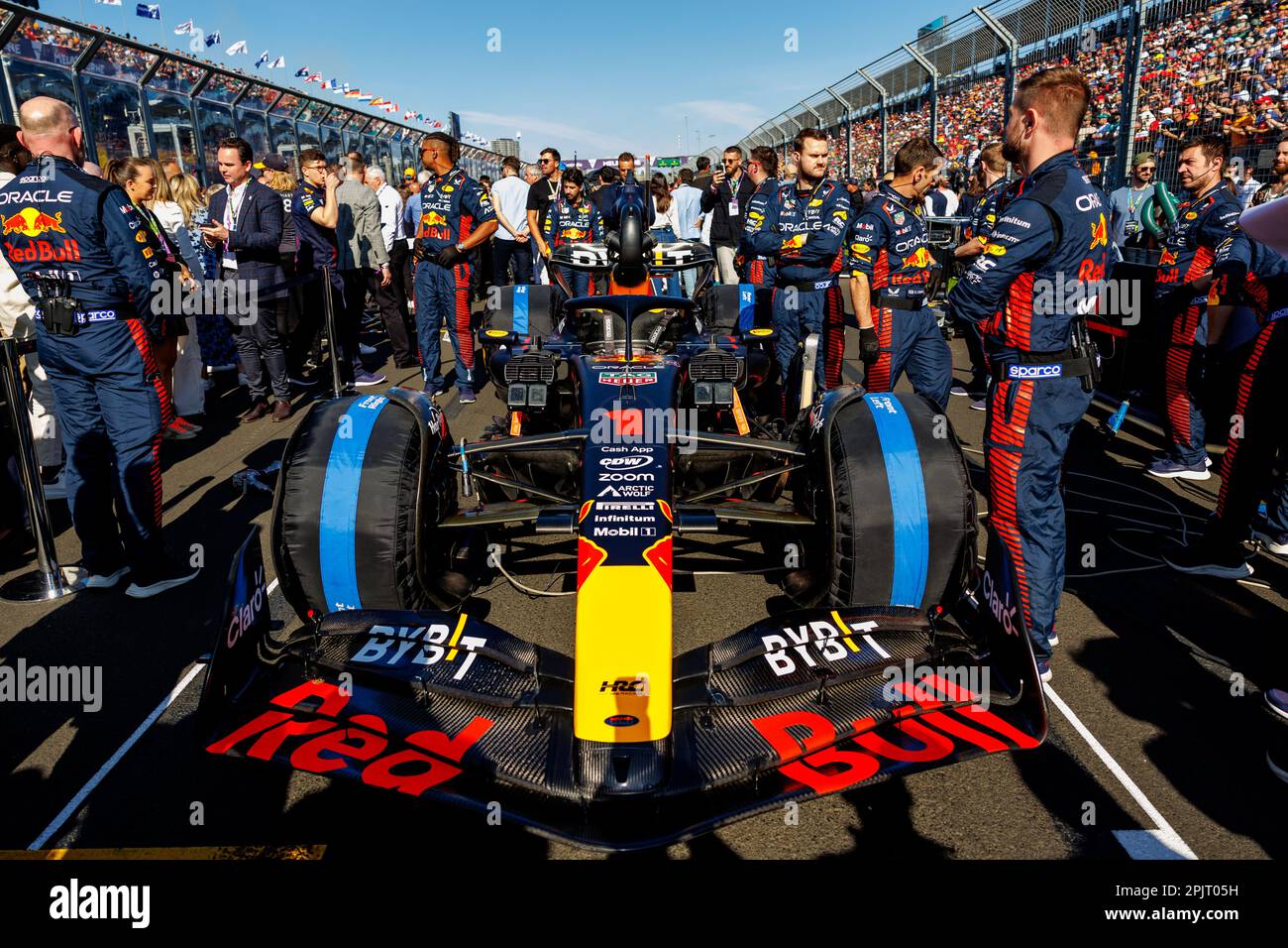 Melbourne, Australie. 02nd avril 2023. MELBOURNE, Australie, 2. AVRIL 2023 ; la voiture de course de Max Verstappan est préparée pour la course et garée sur la grille de départ, GRAND Prix DE Formule 1 D'AUSTRALIE le 2nd avril 2023, Albert Park - Melbourne, FIA Formula1 World Championship, raceday, Formel 1 Rennen en Australien, Motorsport, F1 GP, Honorarpflichtiges Foto, fee image, Copyright © Mark PETERSON/ ATP images (PETERSON Mark/ATP/SPP) Credit: SPP Sport Press photo. /Alamy Live News Banque D'Images