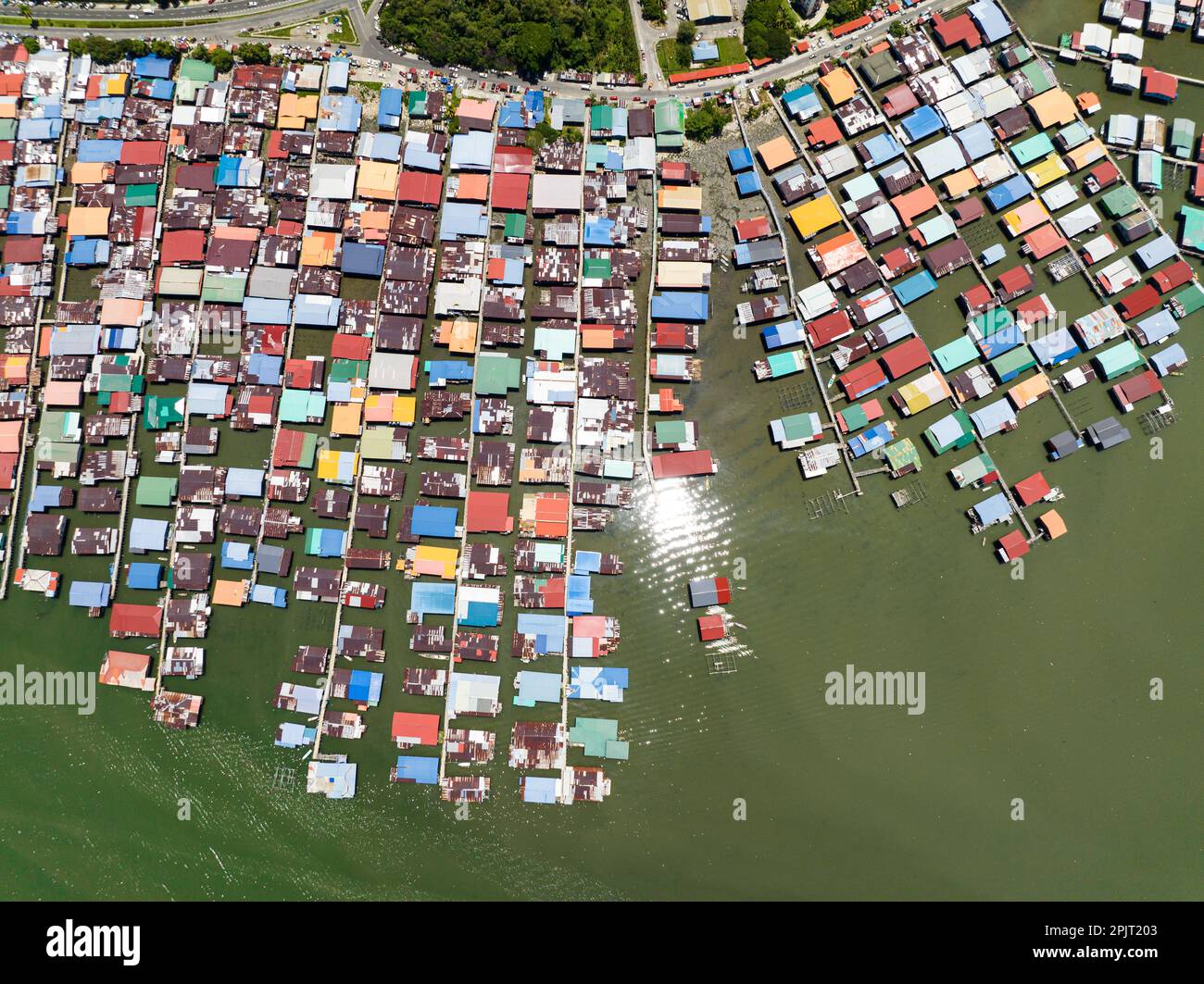 Village de pêcheurs sur l'île de Bornéo avec maisons sur pilotis dans la vue mer d'en haut. Sandakan, Malaisie. Banque D'Images