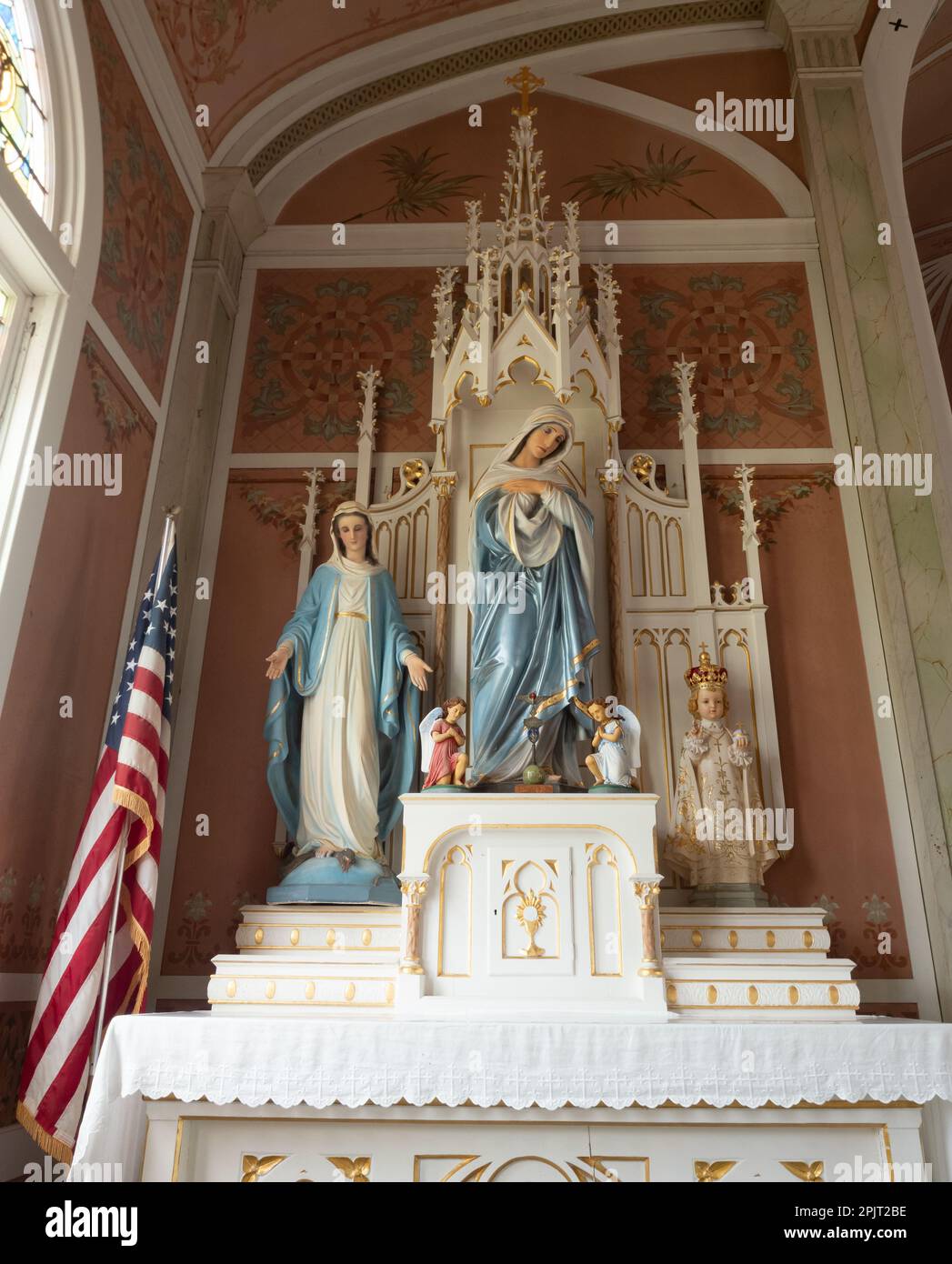 Autel orné de statues peintes à la main de la Vierge Marie et de Jésus à l'église catholique allemande tchèque Saint Jean-Baptiste d'Ammannsville, Texas Banque D'Images