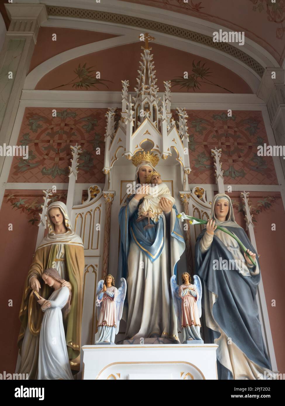 Statue de la Vierge Marie tenant un bébé Jésus avec des anges en exposition dans l'église allemande tchèque Saint Jean-Baptiste à Ammannsville, Texas. Banque D'Images
