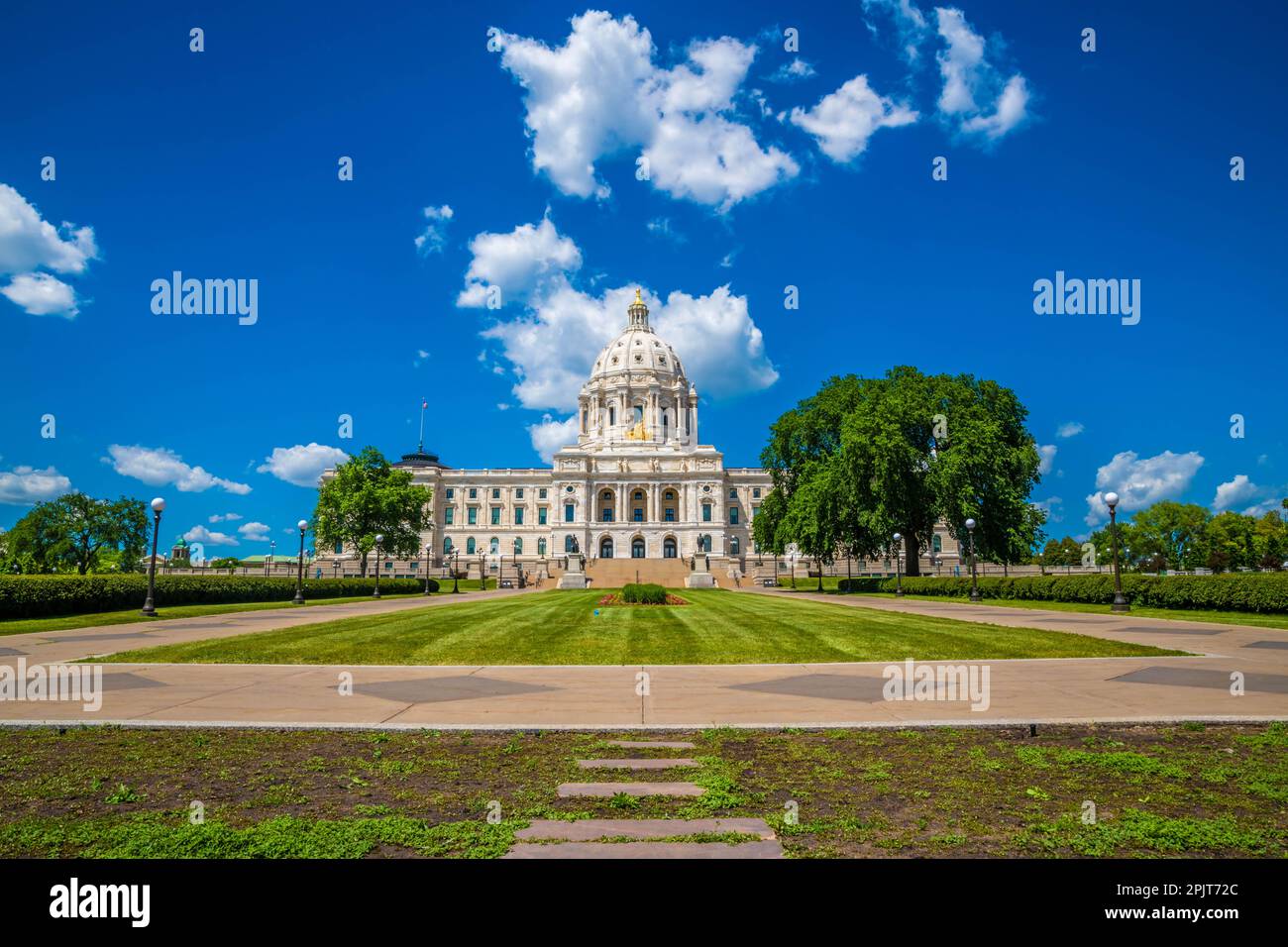 Minnesota, MN, États-Unis - 8 juin 2022 : l'immense parc de préservation extérieur du capitole de l'État du Minnesota Banque D'Images