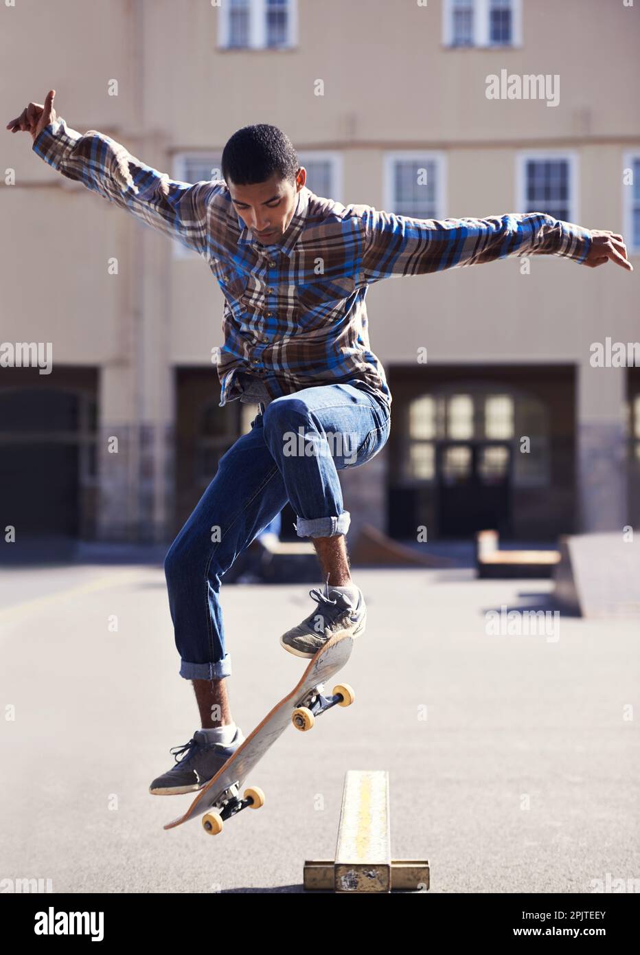 Skater pour la vie. un jeune homme qui fait du skateboard dans un parc de skate. Banque D'Images
