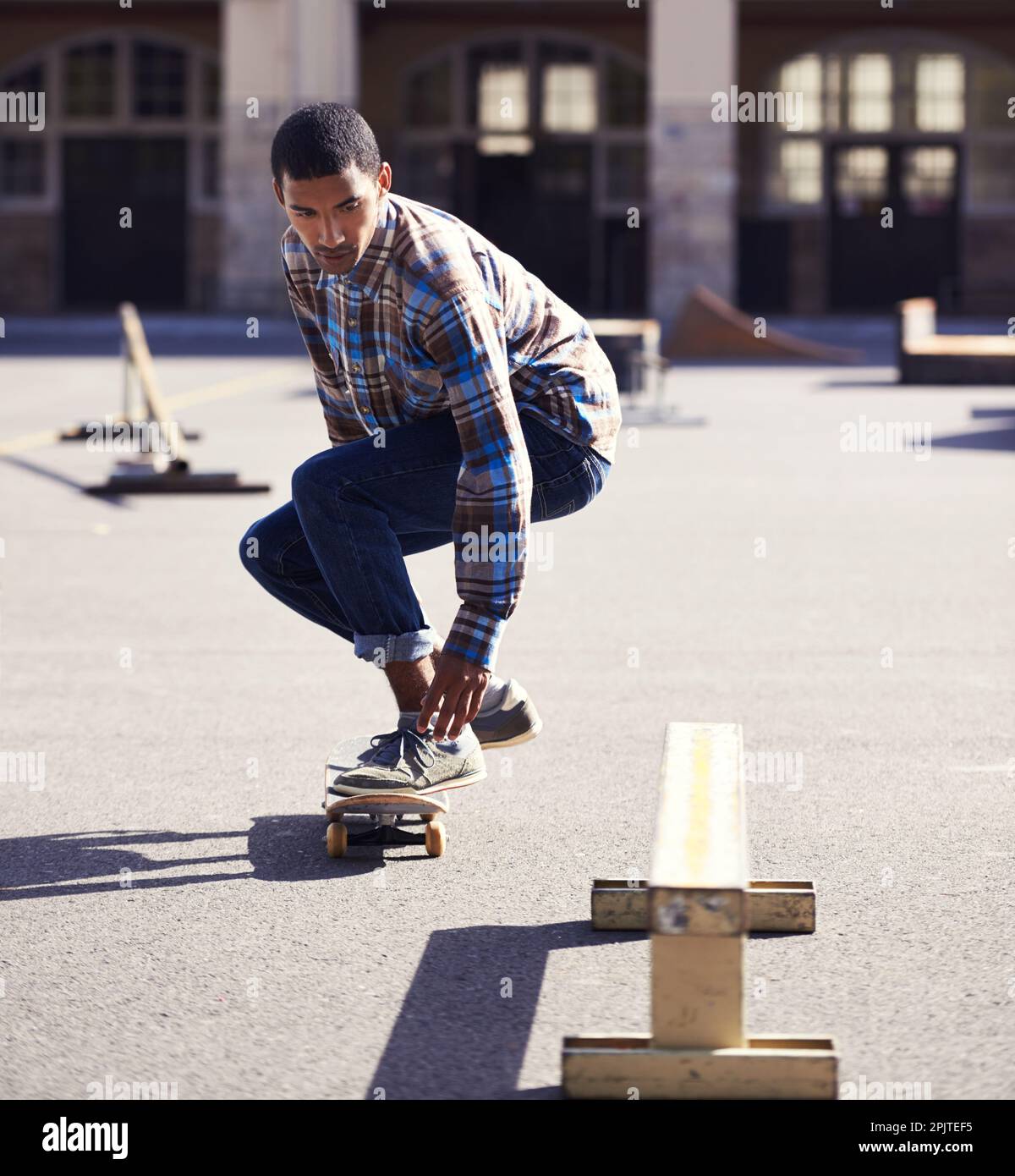 L'enfer vous montre comment il a fait. un jeune homme qui fait du skateboard dans un parc de skate. Banque D'Images