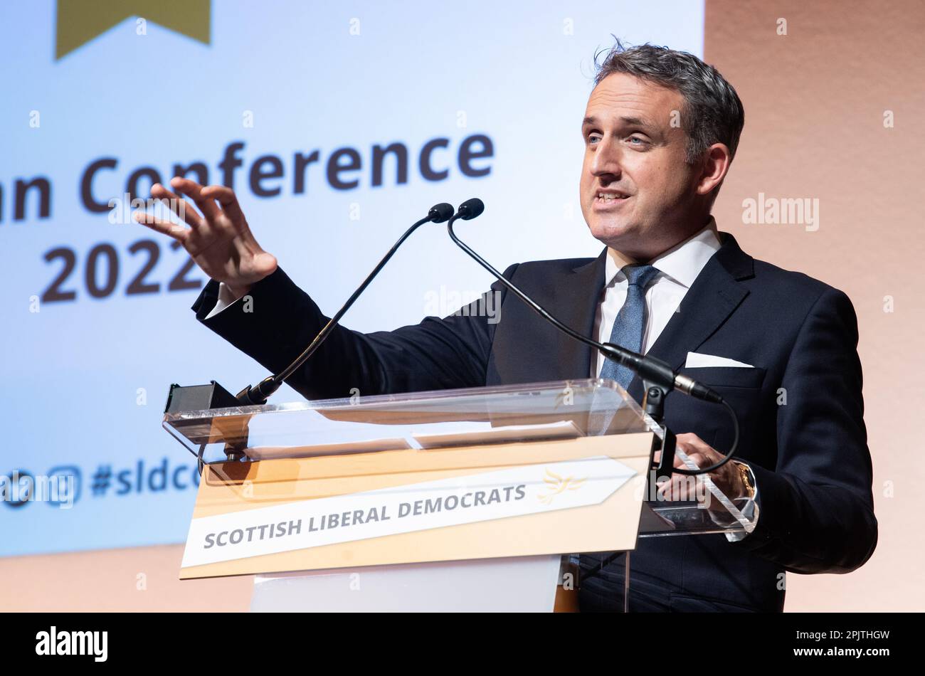 Photo du dossier datée du 29/10/22 du leader libéral démocrate écossais Alex Cole-Hamilton MSP qui a appelé Humza Yousaf à « se réaliser bien » sur sa promesse d'augmenter le financement long Covid. Les derniers chiffres de l'Office for National Statistics montrent que 172 000 Écossais souffrent actuellement de long Covid. Date de publication : mardi 4 avril 2023. Banque D'Images