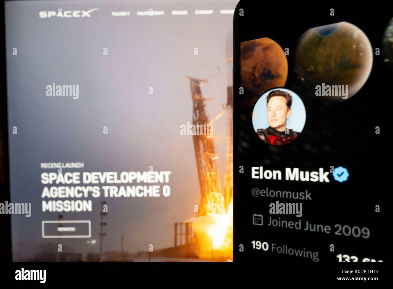 Hawthorne, Californie, États-Unis. 3rd avril 2023. Le compte twitter d'Elon Musk vu à côté du site Web de SpaceX célébrant un lancement réussi du système SDA tranche 0 de l'Agence de développement spatial pour le Département américain de la Défense DoD de Vandenberg AFB.SpaceX est une société privée d'exploration spatiale fondée en 2002 par Elon Musk dans le but de réduire la tranche Coût du voyage dans l'espace et permettre la colonisation de Mars. Ils ont développé des roquettes réutilisables et ont lancé de nombreuses missions réussies, y compris le resupplening de la Station spatiale internationale avec le Dragon Capsule, Falcon 9 Heavy Banque D'Images