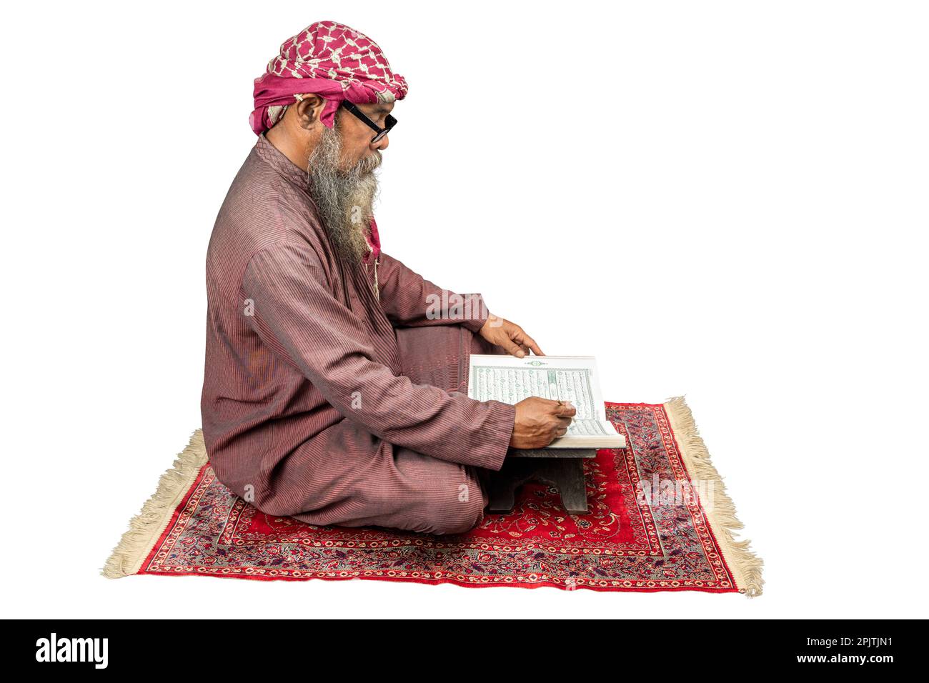 Homme musulman avec une barbe portant du keffiyeh, assis à l'agal et
