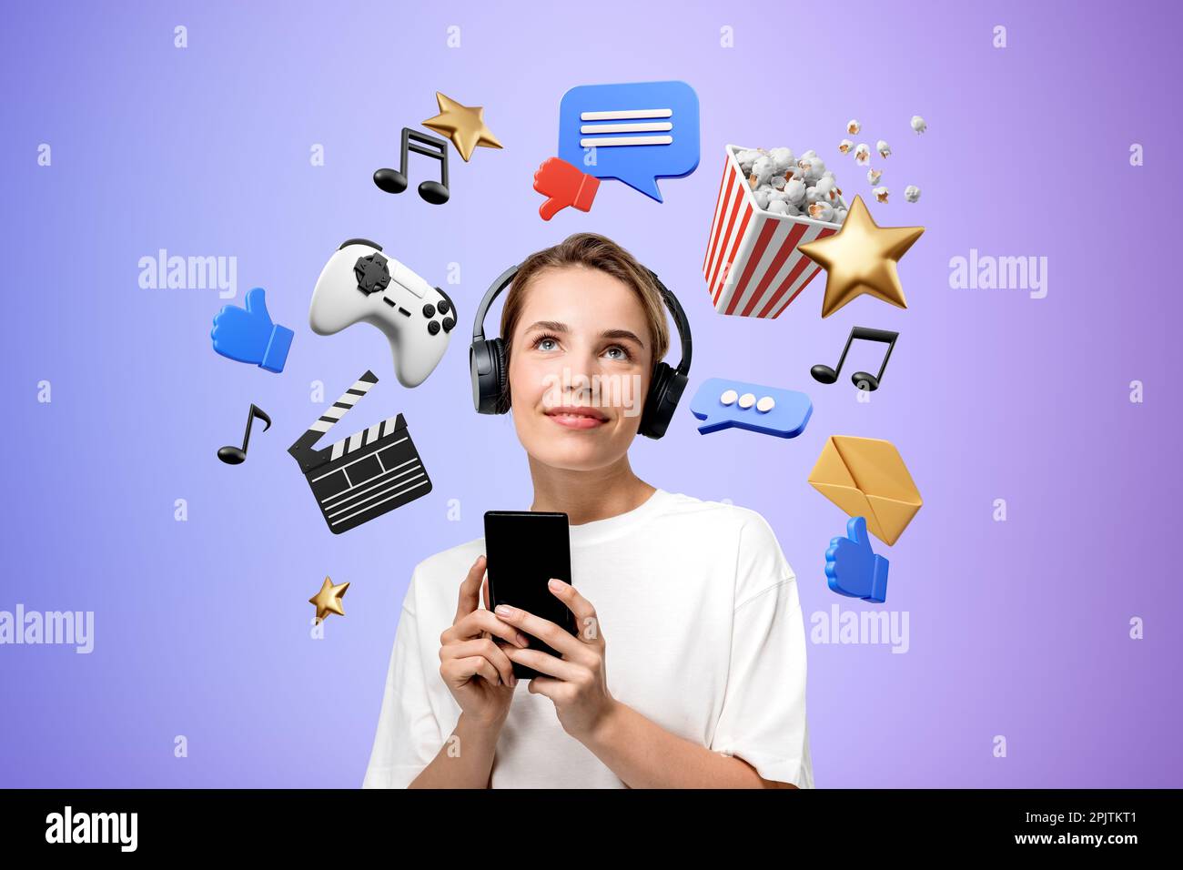 Portrait d'une jeune femme souriante à l'aide d'un smartphone et d'un casque sur fond violet avec icônes de divertissement en ligne Banque D'Images