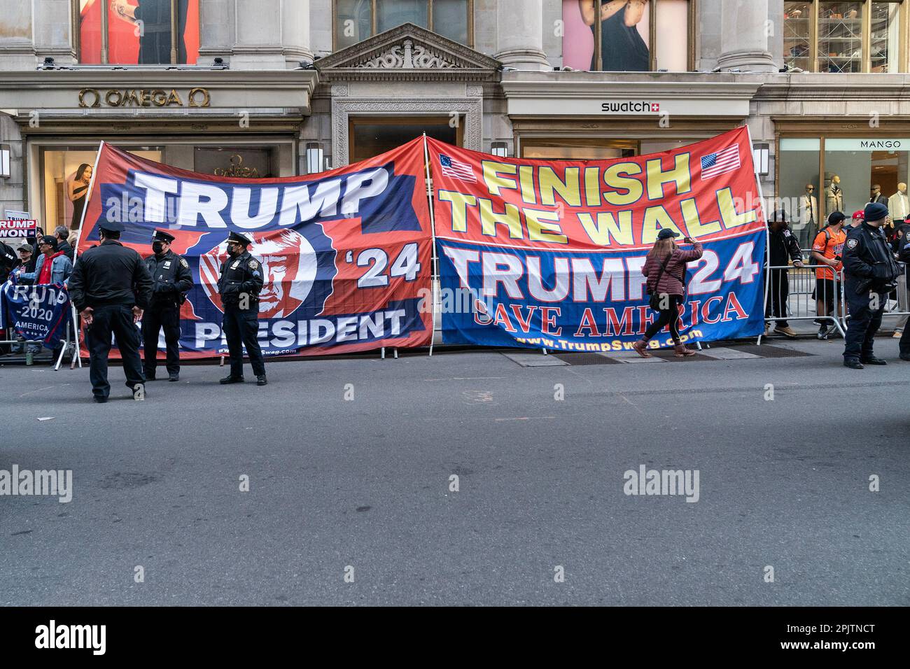 New York, États-Unis. 03rd avril 2023. Les partisans de l'ancien président Donald Trump Jr. Se rassemblent à la Trump Tower de New York, où l'ancien président Donald Trump Jr. Restera dans la nuit avant de se rendre au tribunal pénal de New York pour faire face à des accusations portées par un grand jury réuni par le procureur du district de Manhattan, Alvin Bragg. (Photo de Lev Radin/Pacific Press) Credit: Pacific Press Media production Corp./Alay Live News Banque D'Images