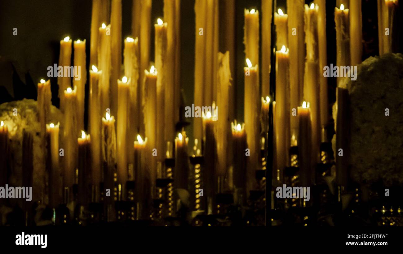 Ensemble de bougies allumées la nuit Banque D'Images