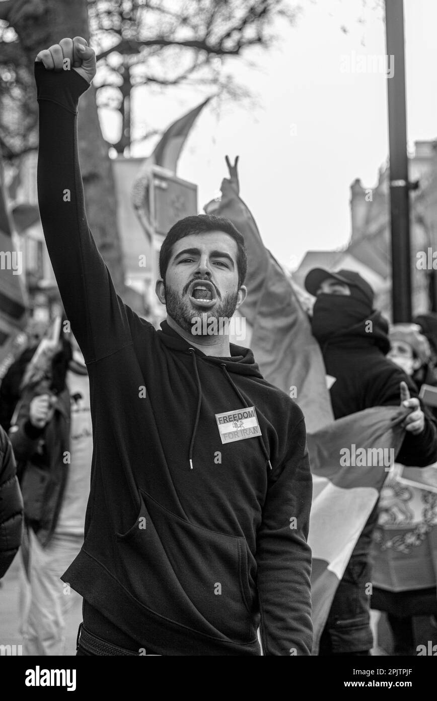 Les Britanniques-Iraniens et les partisans se sont rassemblés devant Downing Street pour protester contre la République islamique au pouvoir en Iran et contre la conduite de l'IRGC. Le 16 septembre 2022, Mahsa Amini, une iranienne de 22 ans, également connue sous le nom de Jina Amini, est décédée des blessures qu'elle a reçues alors qu'elle était sous la garde de la police de moralité religieuse du gouvernement iranien. La mort d'Amini a entraîné une série de manifestations à travers l'Iran contre la république islamique au pouvoir. Banque D'Images