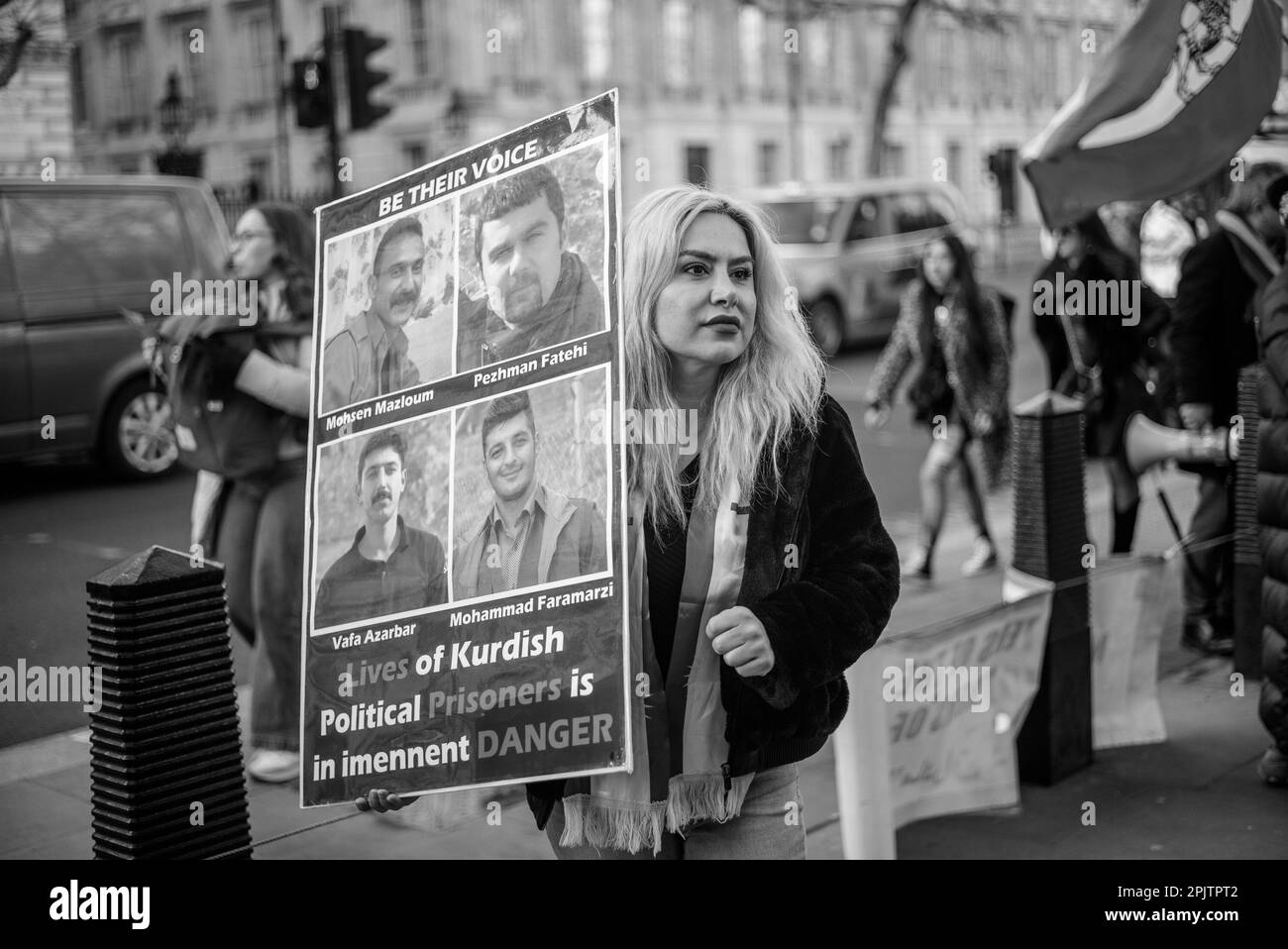 Les Britanniques-Iraniens et les partisans se sont rassemblés devant Downing Street pour protester contre la République islamique au pouvoir en Iran et contre la conduite de l'IRGC. Le 16 septembre 2022, Mahsa Amini, une iranienne de 22 ans, également connue sous le nom de Jina Amini, est décédée des blessures qu'elle a reçues alors qu'elle était sous la garde de la police de moralité religieuse du gouvernement iranien. La mort d'Amini a entraîné une série de manifestations à travers l'Iran contre la république islamique au pouvoir. Banque D'Images