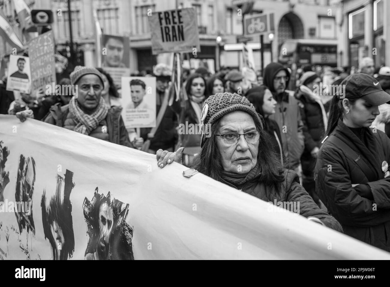 Les Britanniques-Iraniens et leurs partisans ont défilé dans le centre de Londres jusqu’à la place Tralfalgar pour protester contre la République islamique au pouvoir en Iran et contre la conduite de l’IRGC. Le 16 septembre 2022, Mahsa Amini, une iranienne de 22 ans, également connue sous le nom de Jina Amini, est décédée des blessures qu'elle a reçues alors qu'elle était sous la garde de la police de moralité religieuse du gouvernement iranien. La mort d'Amini a entraîné une série de manifestations à travers l'Iran contre la république islamique au pouvoir. Banque D'Images