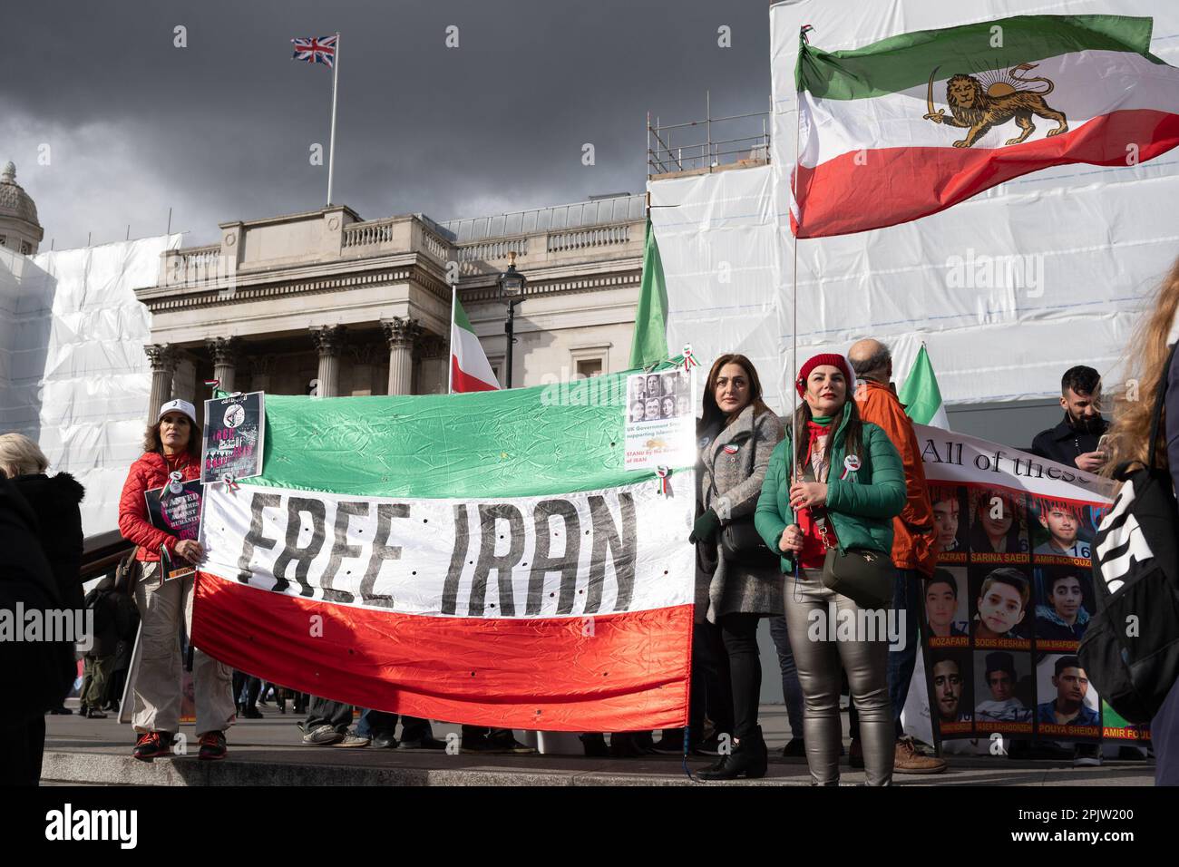 Les Britanniques-Iraniens et les partisans se sont rassemblés sur la place Tralfalgar pour protester contre la République islamique au pouvoir en Iran et contre la conduite de l'IRGC. Le 16 septembre 2022, Mahsa Amini, une iranienne de 22 ans, également connue sous le nom de Jina Amini, est décédée des blessures qu'elle a reçues alors qu'elle était sous la garde de la police de moralité religieuse du gouvernement iranien. La mort d'Amini a entraîné une série de manifestations à travers l'Iran contre la république islamique au pouvoir. Banque D'Images