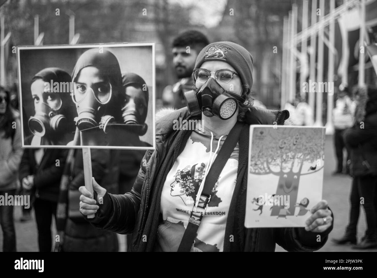 Les Britanniques-Iraniens et les partisans sur la place du Parlement protestent contre l'empoisonnement des écolières en Iran. Banque D'Images