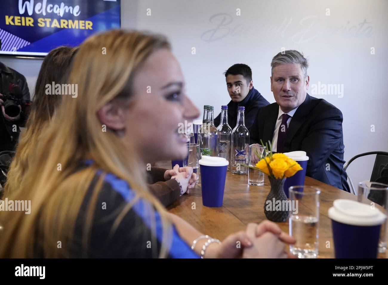 Keir Starmer, chef de file syndical, rencontre le personnel et les étudiants lors d'une visite au Burnley College, dans l'est du Lancashire, pour voir l'importance des projets sportifs dans la prévention du crime et pour parler aux étudiants et au personnel. Date de la photo: Mardi 4 avril 2023. Banque D'Images