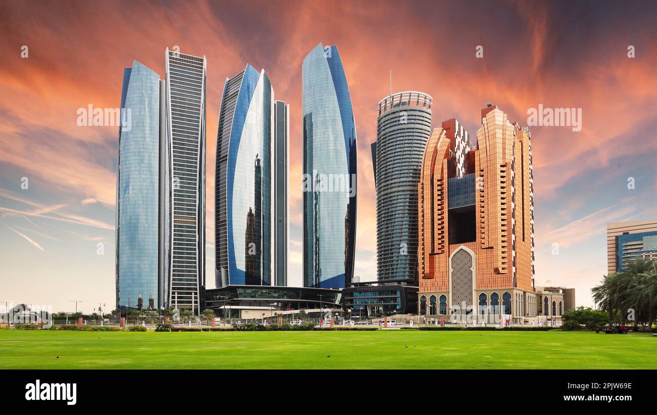 Gratte-ciels d'Abu Dhabi au coucher du soleil spectaculaire ; Émirats arabes Unis Banque D'Images