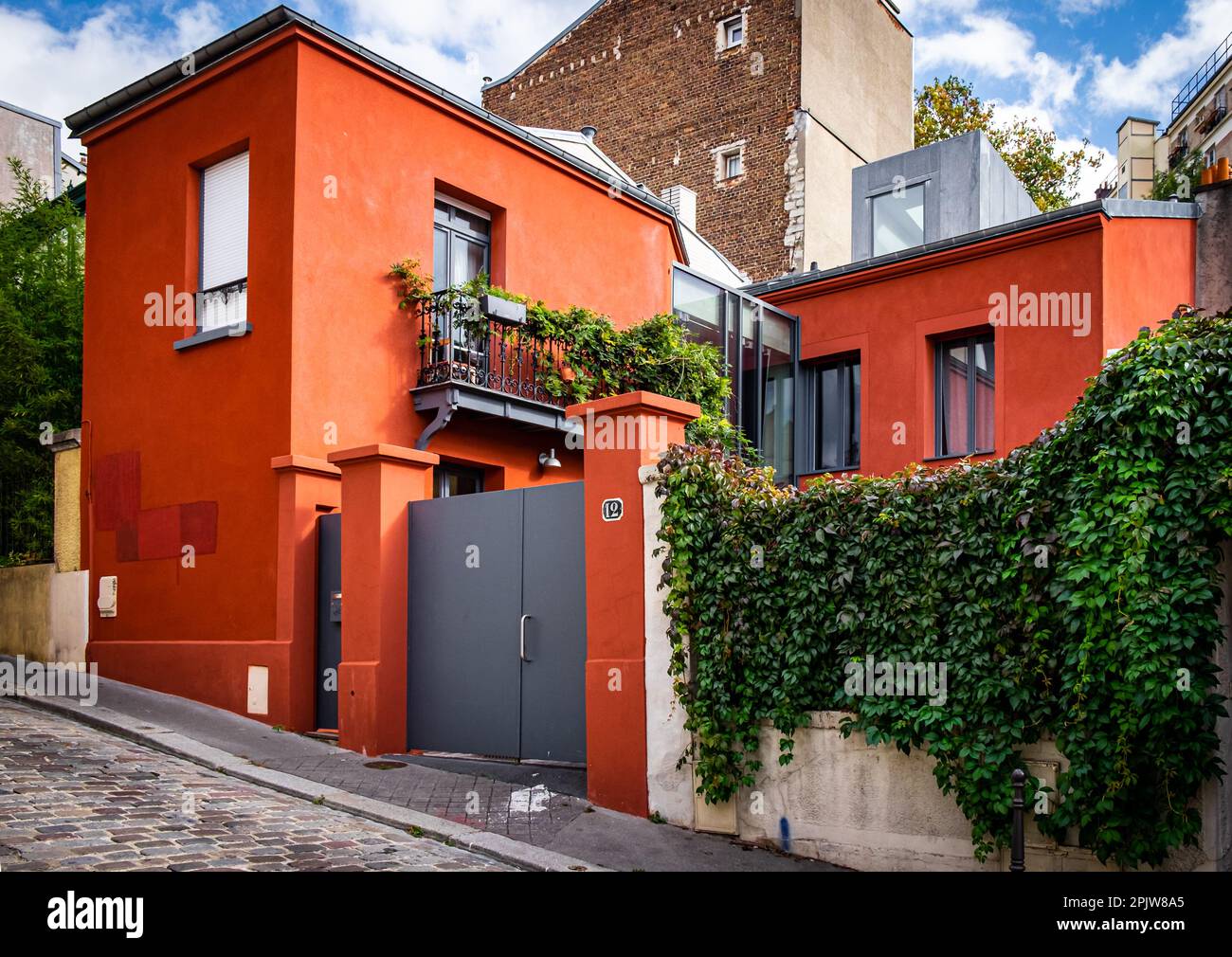 Paris, France, octobre 2022, vue sur une maison moderne orange avec une couverture murale par une usine d'escalade dans le quartier de Ménilmontant Banque D'Images