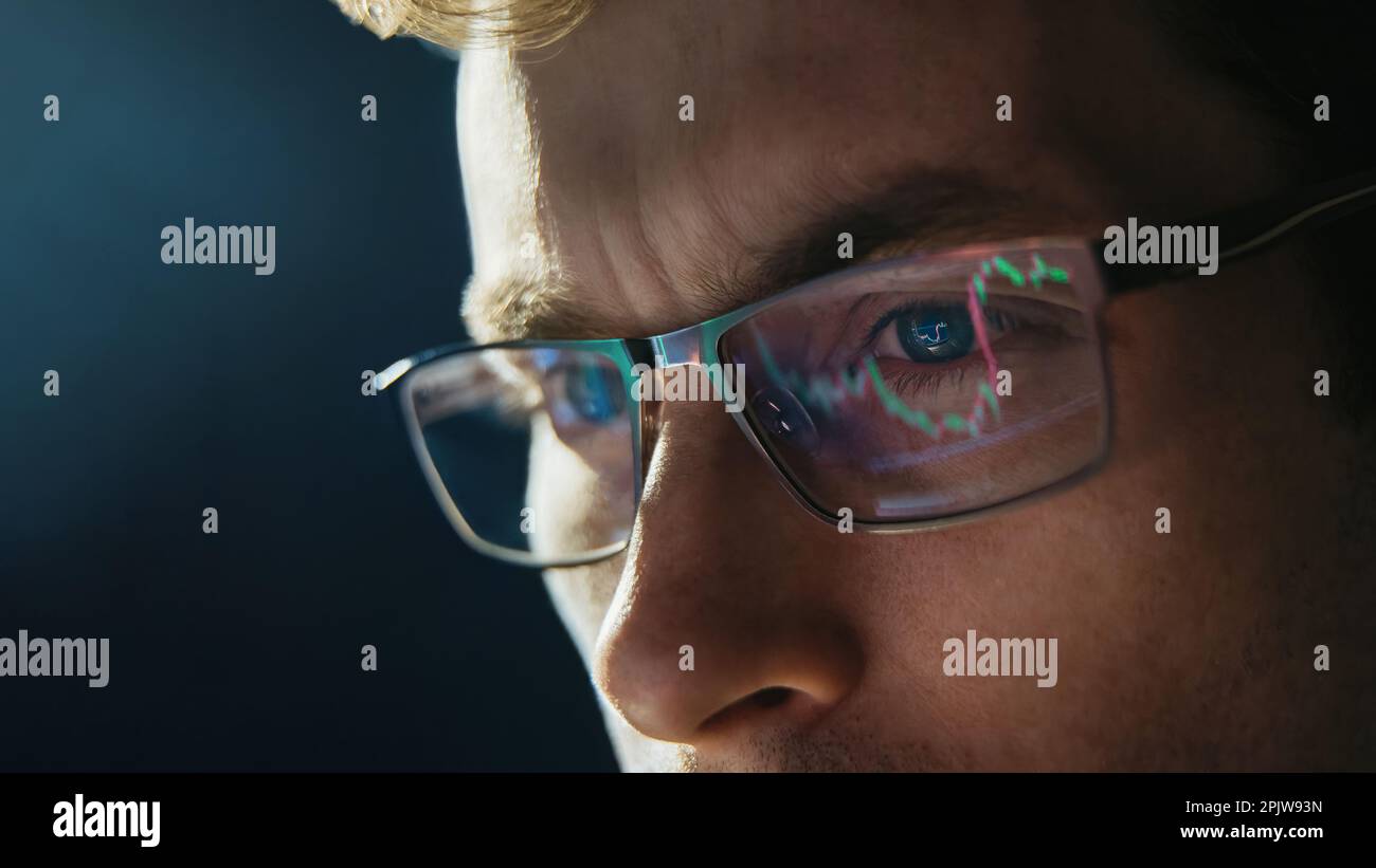 Portrait d'un commerçant portant des lunettes avec tableau de réflexion sur les crypto-monnaies. Portrait en gros plan de l'homme analysant le marché boursier. Copier l'espace Banque D'Images