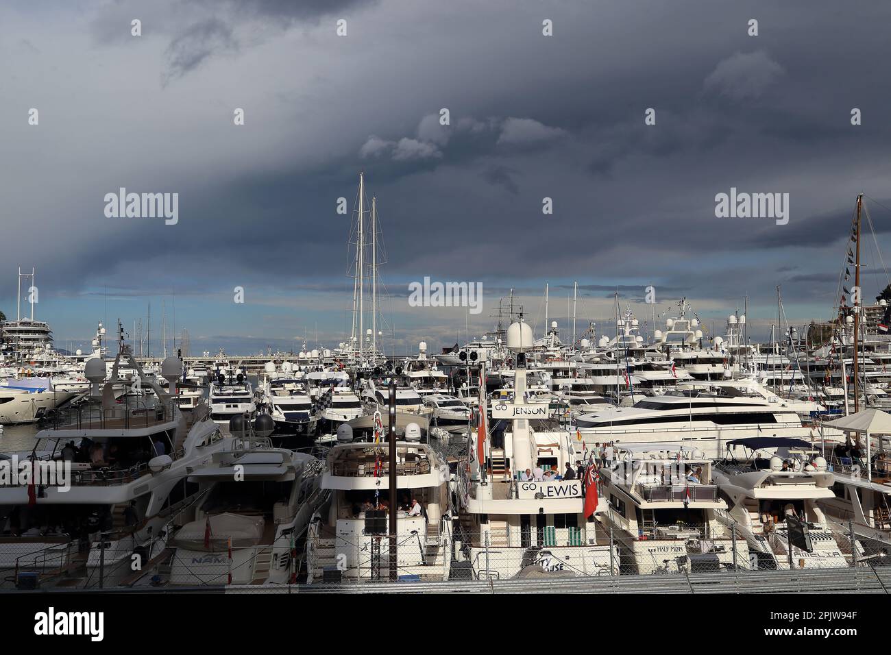 Il est bondé de yachts port de Monaco pendant la course de Formule 1 21 mai 2015 à Monaco, Monaco. Banque D'Images