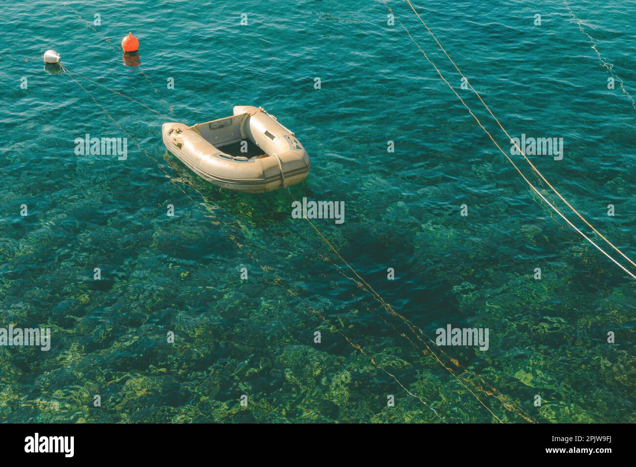 Petit bateau gonflable amarré dans le port de plaisance de Lovran à la mer Adriatique Banque D'Images