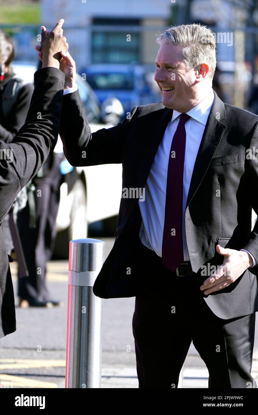 Keir Starmer, chef de file syndical, lors d'une visite au Burnley College, dans l'est du Lancashire, pour voir l'importance des projets sportifs dans la prévention du crime et pour parler aux étudiants et au personnel. Date de la photo: Mardi 4 avril 2023. Banque D'Images