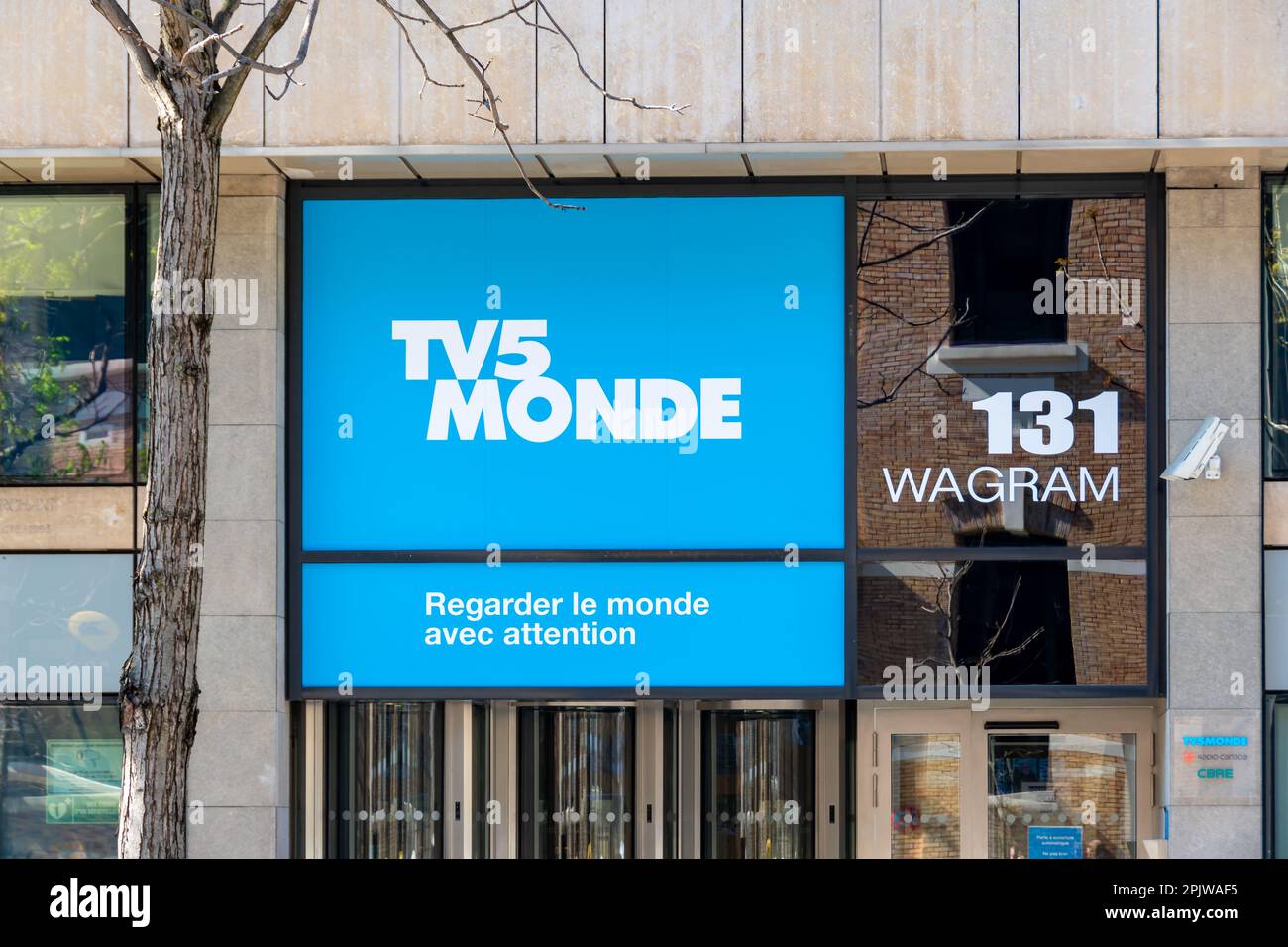 Panneau à l'entrée du bâtiment abritant le siège du TV5 monde, une chaîne  de télévision généraliste francophone internationale Photo Stock - Alamy