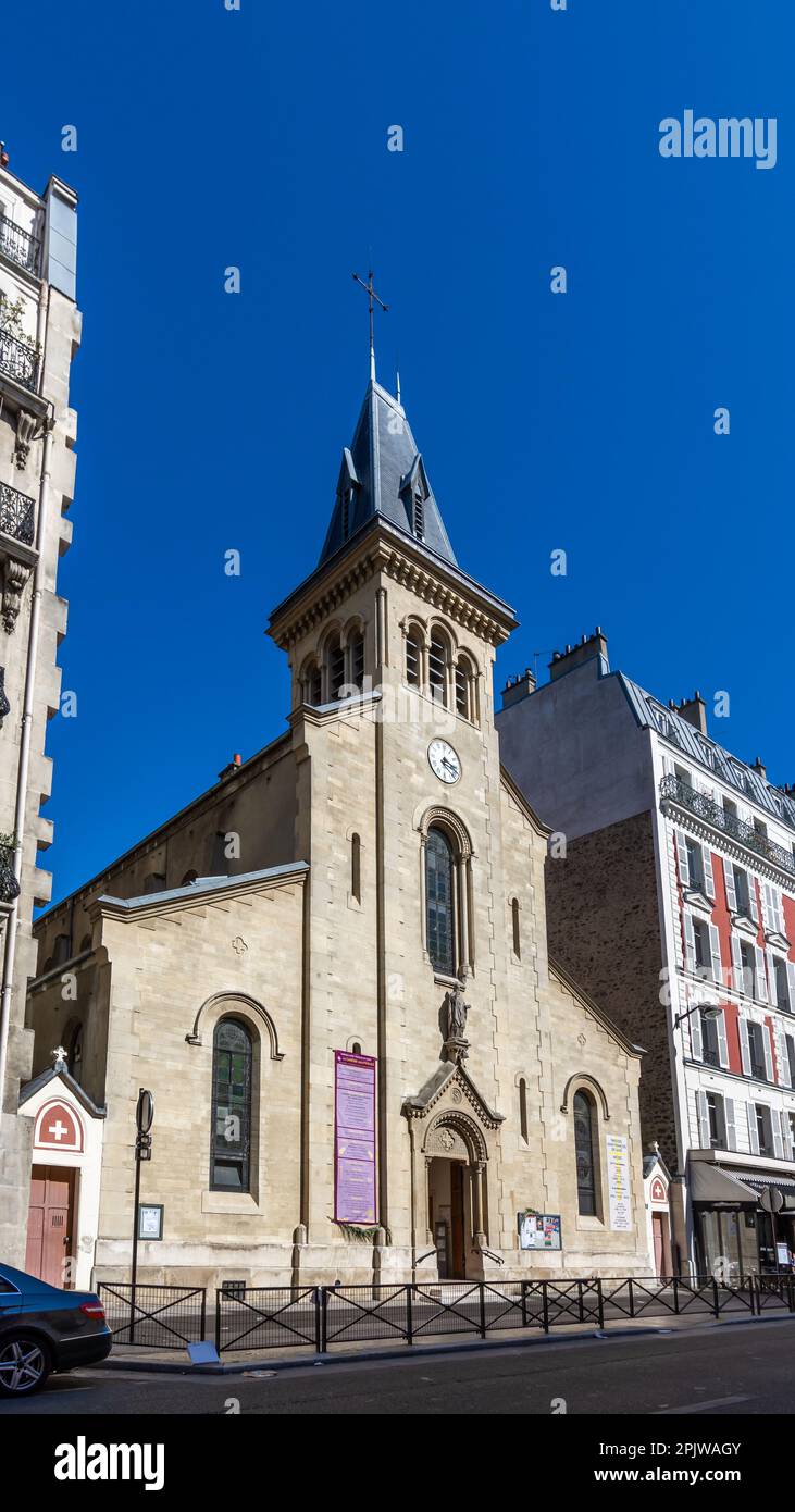 Vue extérieure de la nouvelle église de la paroisse catholique de Saint-François-de-Sales située au 17 rue Ampère dans le 17th arrondissement de Paris, France Banque D'Images
